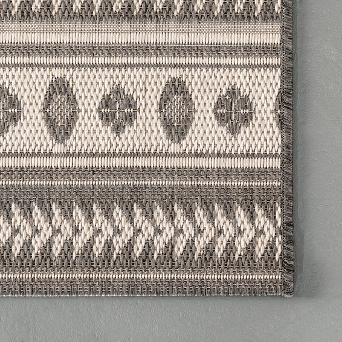 Aztec Pattern Rug for Indoor and Outdoor Use in Grey