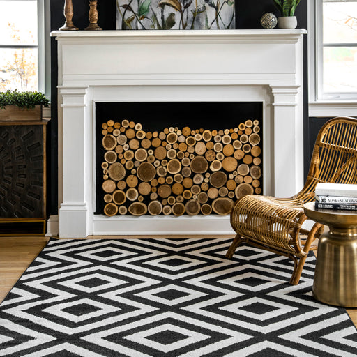 Black Chevron Stripes Area Rug 120x180 cm