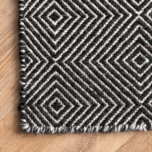 Black Diamond Pattern Wool Rug for Home Décor