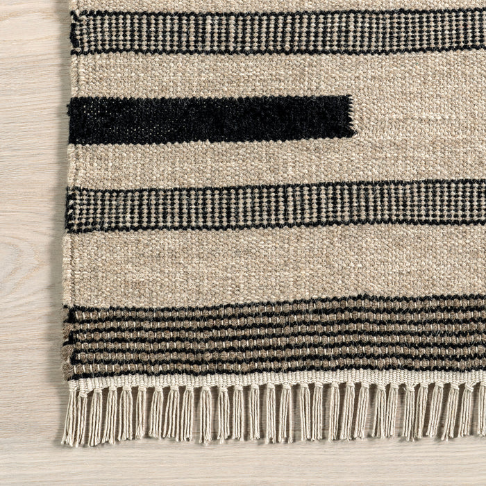 Brooklyn Wool Rug With Tassels In Black 152x244 cm