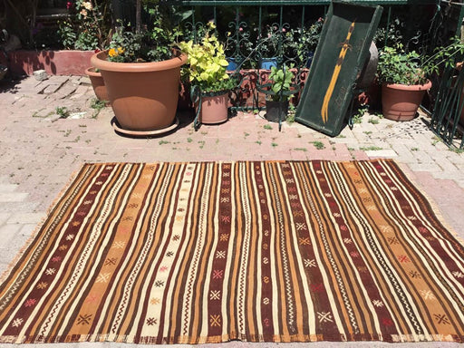 Alfombra de kilim vintage de rayas marrones 196 cm x 140 cm hecha a mano