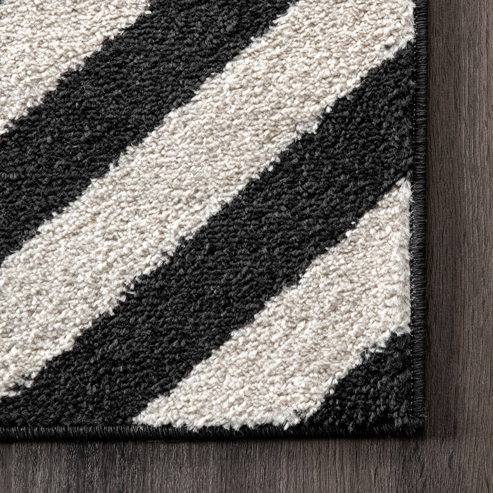 Chevron Stripes Area Rug Black 140x200 cm