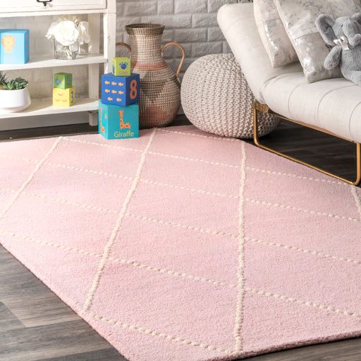 Διακεκομμένο Diamond Trellis Nursery Area Rug σε ανοιχτό ροζ