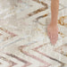 Glitz GLZ05 Moderni Geometrinen Chevron Distressed Metallic Shimmer Hi-Low Textured Pehmeä-Touch Polyesteri Beige/Norsunluu/Harmaa/Monivärinen Runner