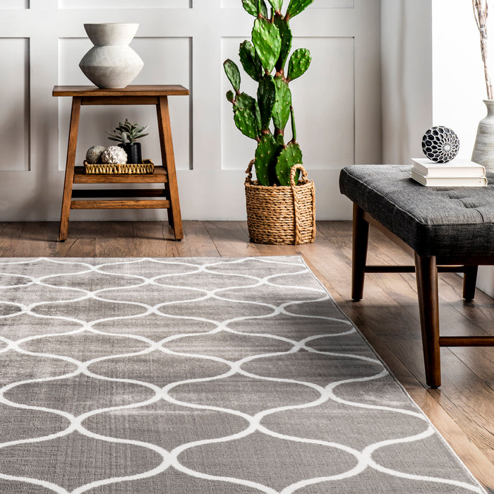 Grey Trellis Area Rug with Quatrefoil Pattern 120x180 cm