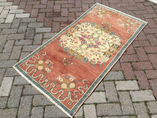 Handgeknoopt tribal vloerkleed 149 x 76 cm vintage design