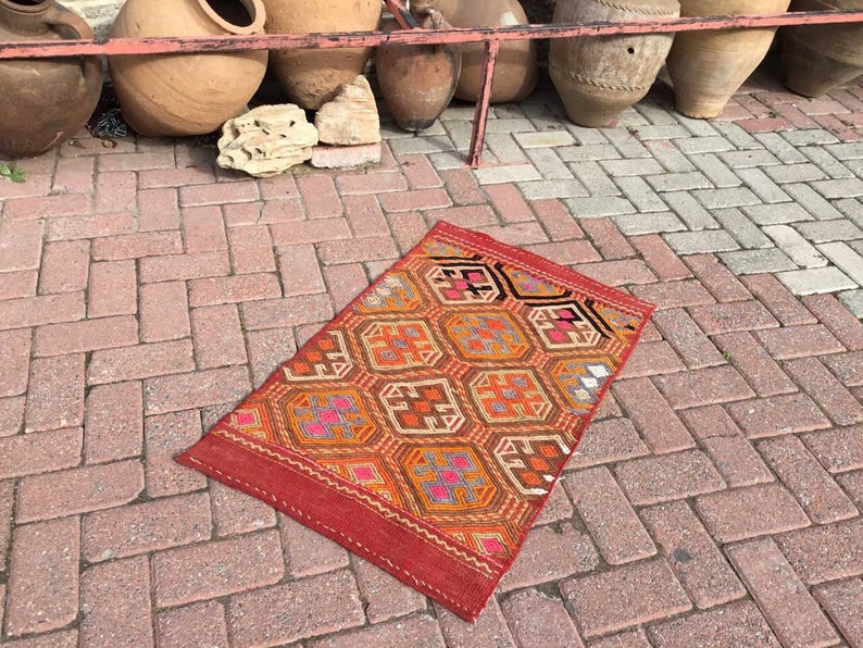 Käsinkudottu oranssi Tribal Kilim -matto 89cm x 58cm Vintage