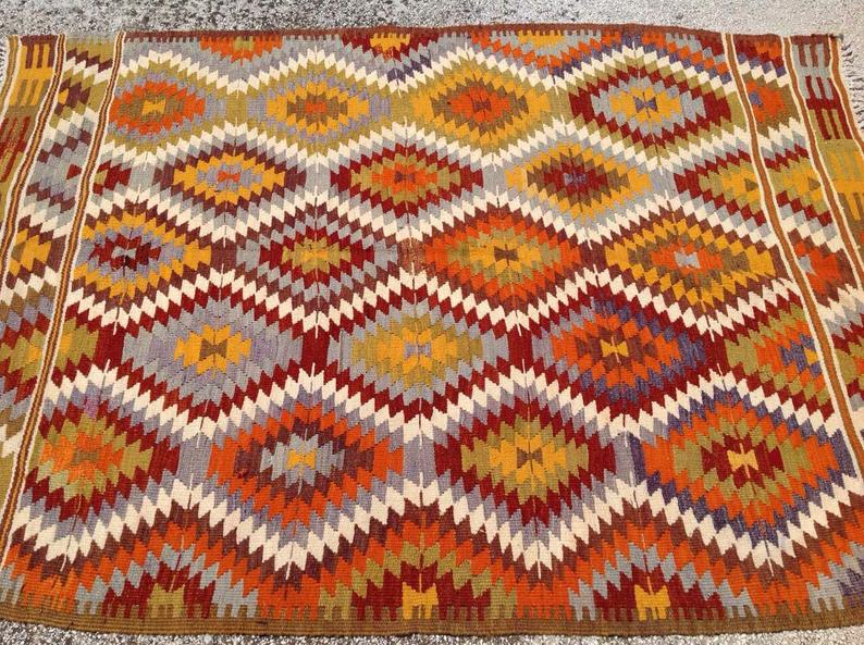 Tappeto Kilim vintage a righe intrecciato a mano 218x160 cm