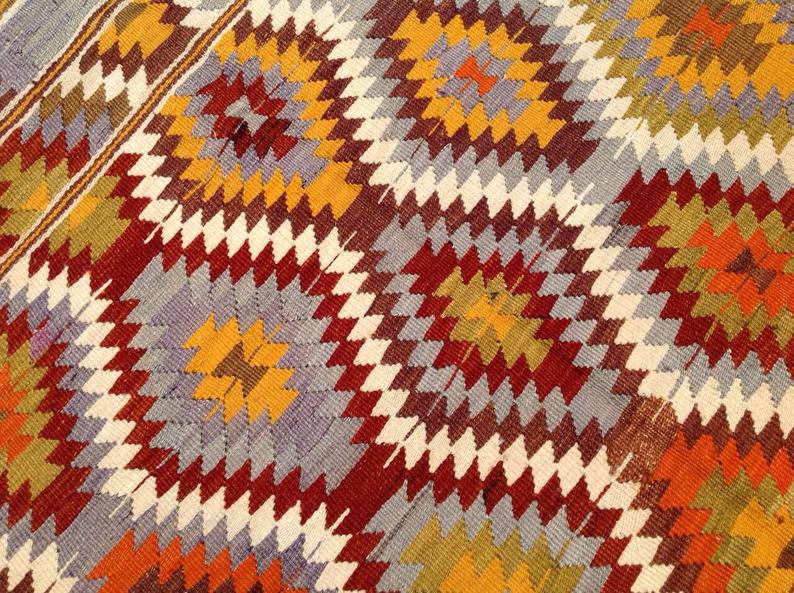 Tappeto Kilim vintage a righe intrecciato a mano 218x160 cm