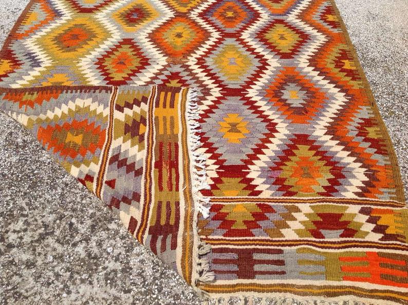 Tappeto Kilim vintage a righe intrecciato a mano 218x160 cm