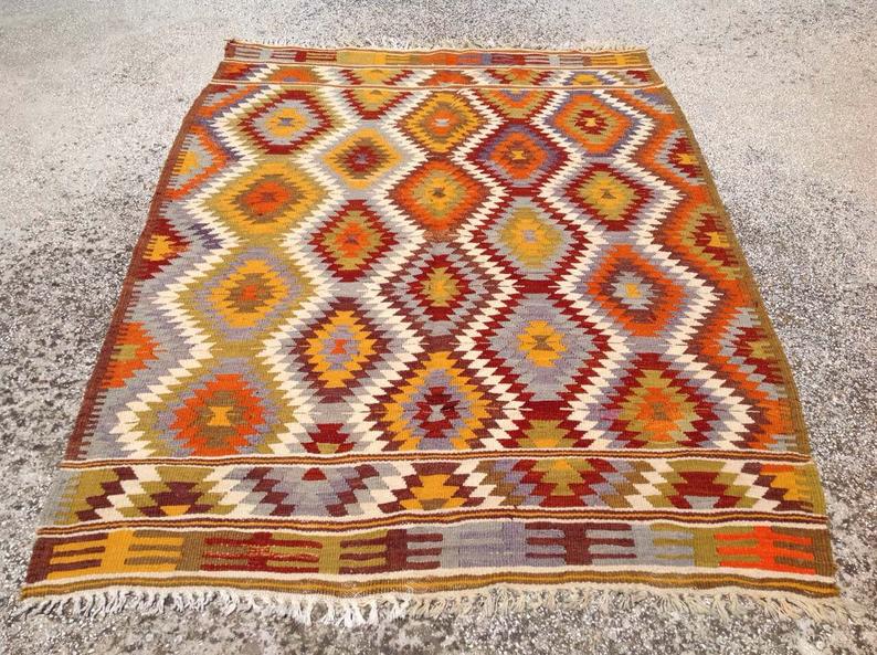 Tappeto Kilim vintage a righe intrecciato a mano 218x160 cm