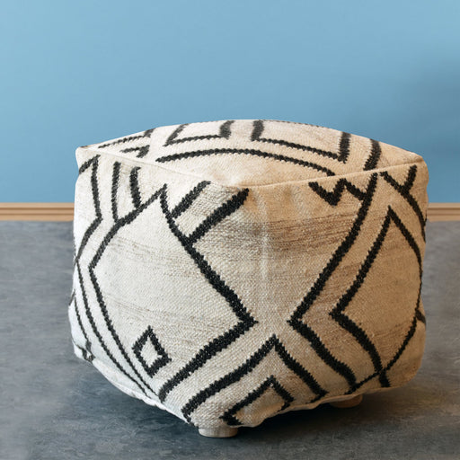 Håndvevd ull pouf med geometrisk design i elfenben og trekull