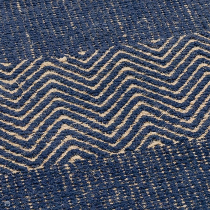 Ives Modern Geometric Chevron Zigzag Ručně tkaná juta a bavlna odolná texturovaná měkká dotyk Flatweave Navy Blue koberec