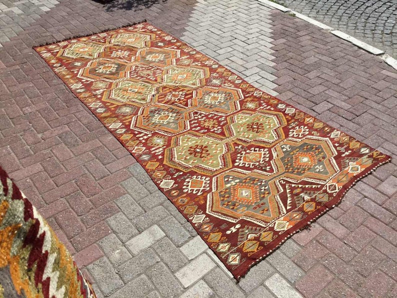 Tappeto Kilim 320 cm x 134 cm a trama piatta marrone arancione vintage