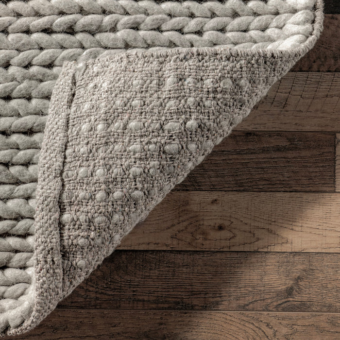 Knit Wool Area Rug in Light Grey for Cozy Interiors