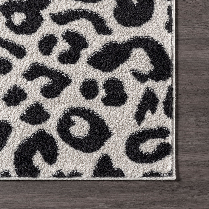 Leopard Pattern Area Rug in Dark Grey 140x200 cm