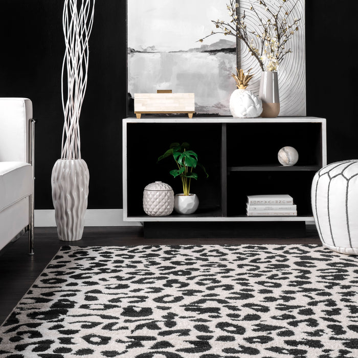 Leopard Pattern Area Rug in Dark Grey 140x200 cm