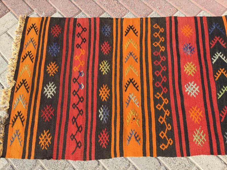 Tappeto Kilim vintage a righe arancioni, 115 cm x 76 cm, tessuto a mano