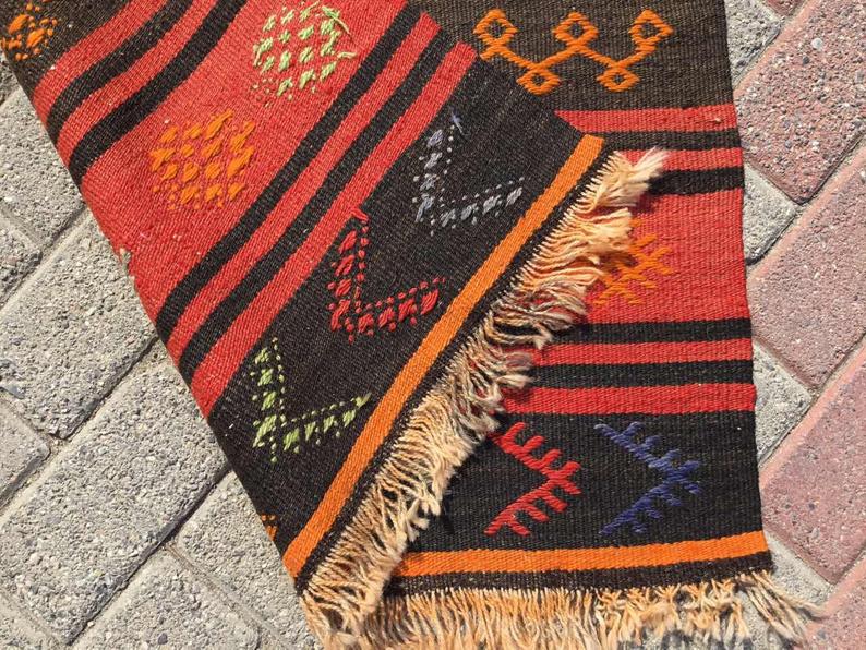 Tappeto Kilim vintage a righe arancioni, 115 cm x 76 cm, tessuto a mano