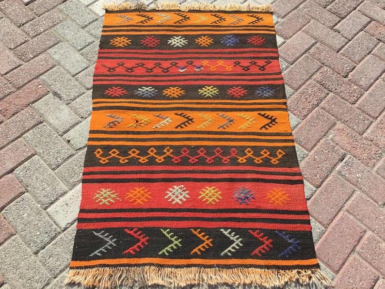 Tappeto Kilim vintage a righe arancioni, 115 cm x 76 cm, tessuto a mano