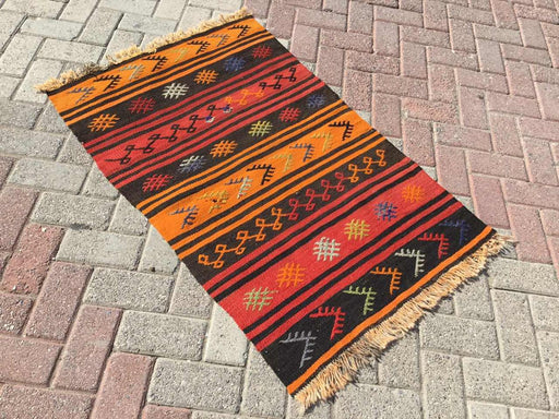 Tappeto Kilim vintage a righe arancioni, 115 cm x 76 cm, tessuto a mano