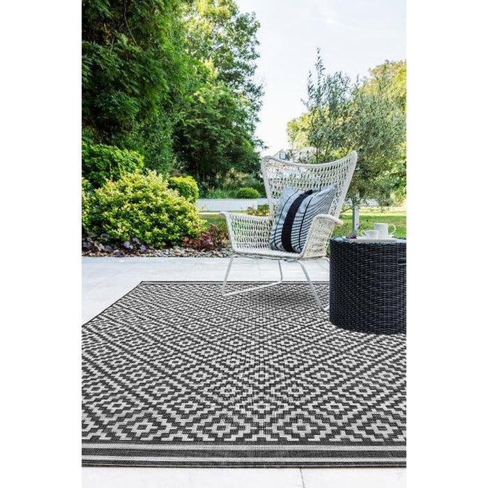 Patio PAT12 Diamond Mono Modern Geometric Durable Stain-Resistant Weatherproof Flatweave In-Outdoor Black/White Rug