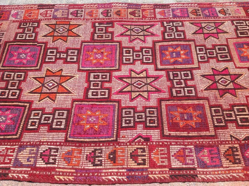 Vaaleanpunainen Kilim-matto 210 cm x 124 cm Vintage käsinkudottu muotoilu