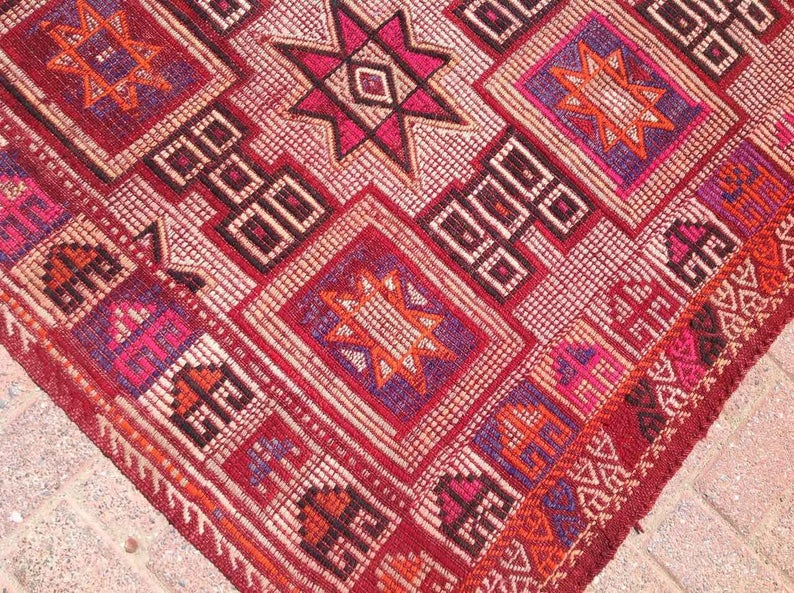 Vaaleanpunainen Kilim-matto 210 cm x 124 cm Vintage käsinkudottu muotoilu