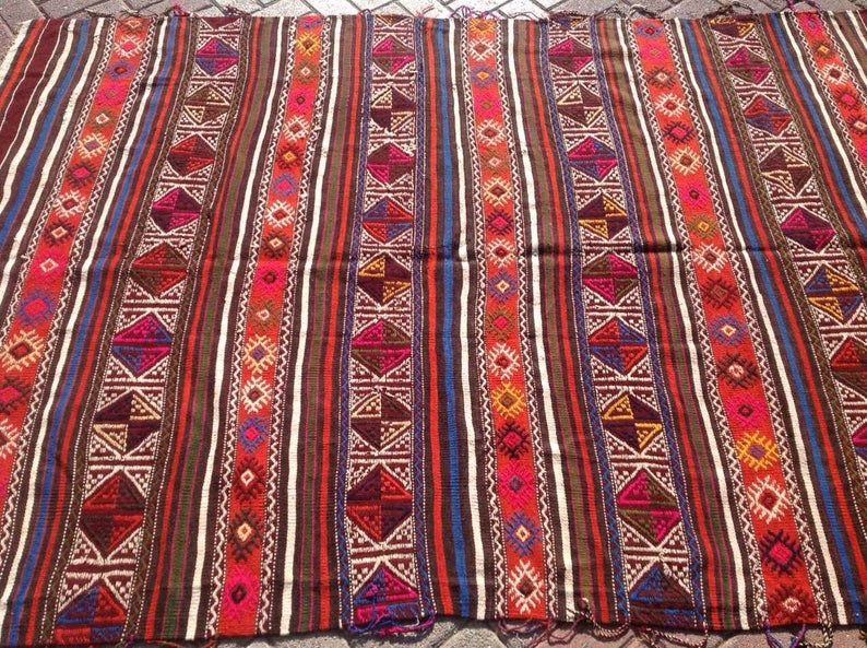 Tappeto Kilim vintage a righe rosse 251 cm x 162 cm tessuto a mano