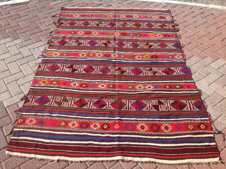 Tappeto Kilim vintage a righe rosse 251 cm x 162 cm tessuto a mano