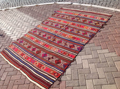 Tappeto Kilim vintage a righe rosse 251 cm x 162 cm tessuto a mano