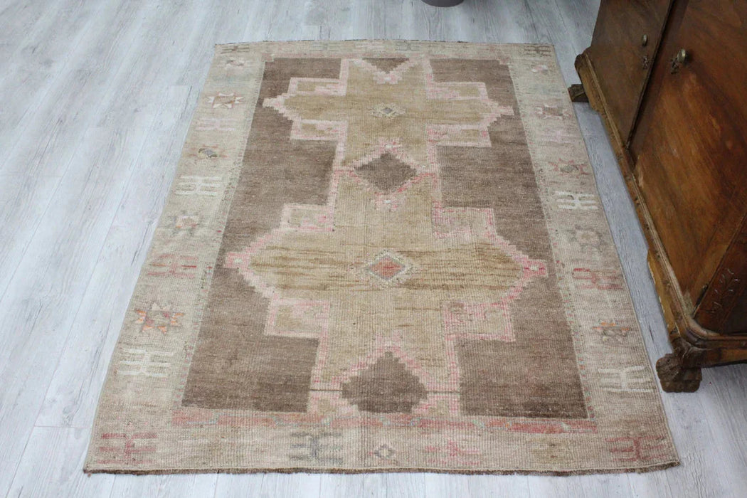 Klein vintage handgeknoopt vloerkleed 115 x 156 cm