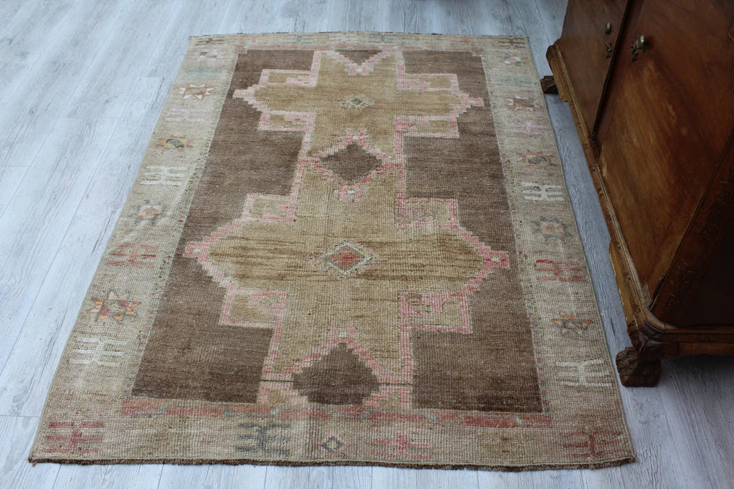 Klein vintage handgeknoopt vloerkleed 115 x 156 cm