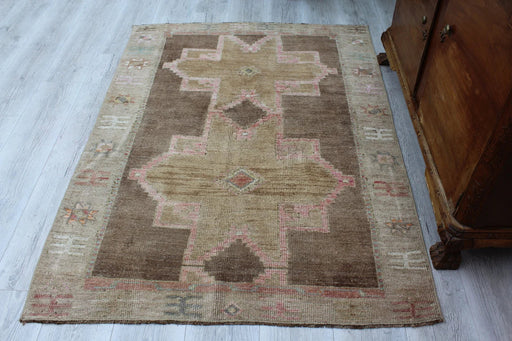 Klein vintage handgeknoopt vloerkleed 115 x 156 cm