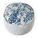 Tenri Hand Woven Cotton Pouf en marfil y azul