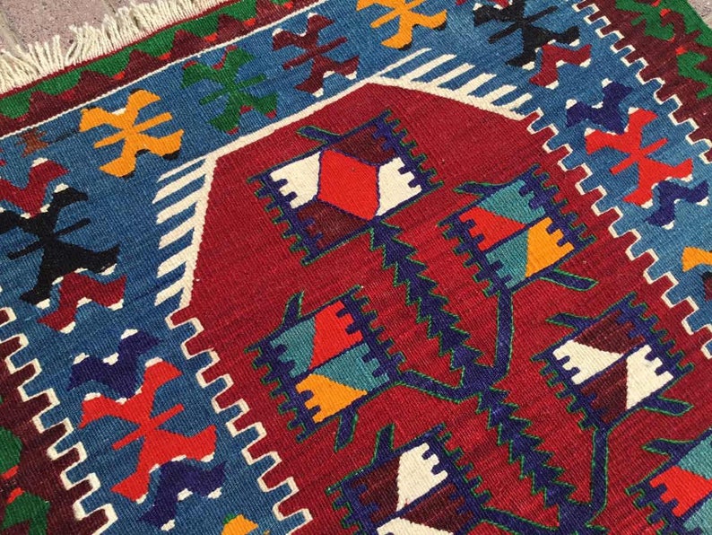 Vintage Blue Red Kilim -matto 137cm x 87cm Käsintehty kalkkuna