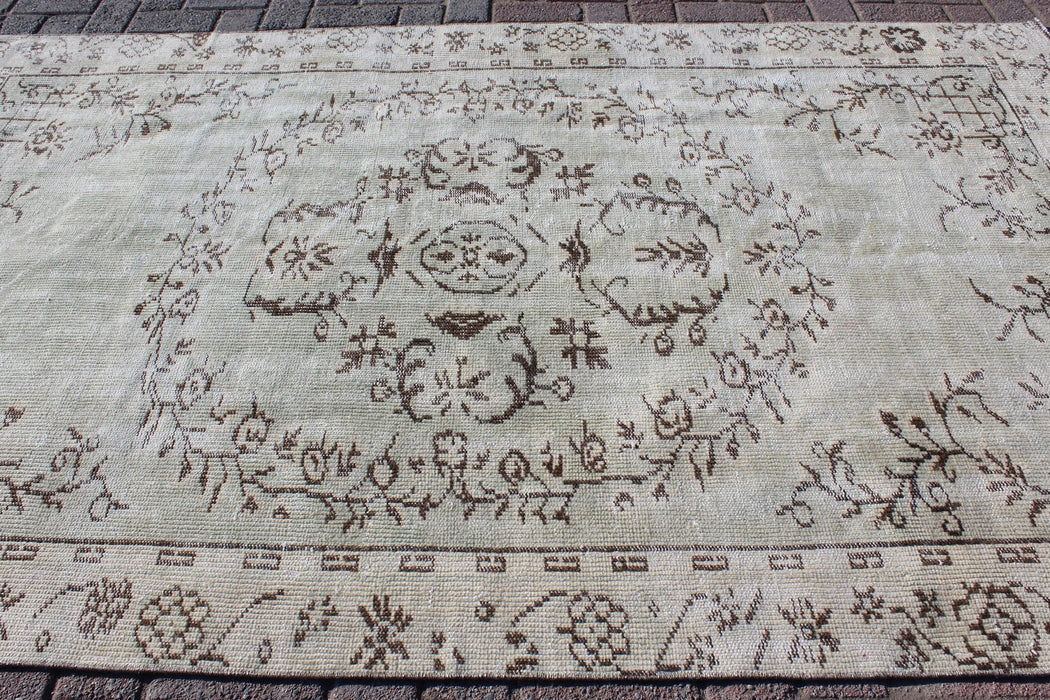 Vintage Hand Knotted Anatolian Area Rug 146 x 239 cm