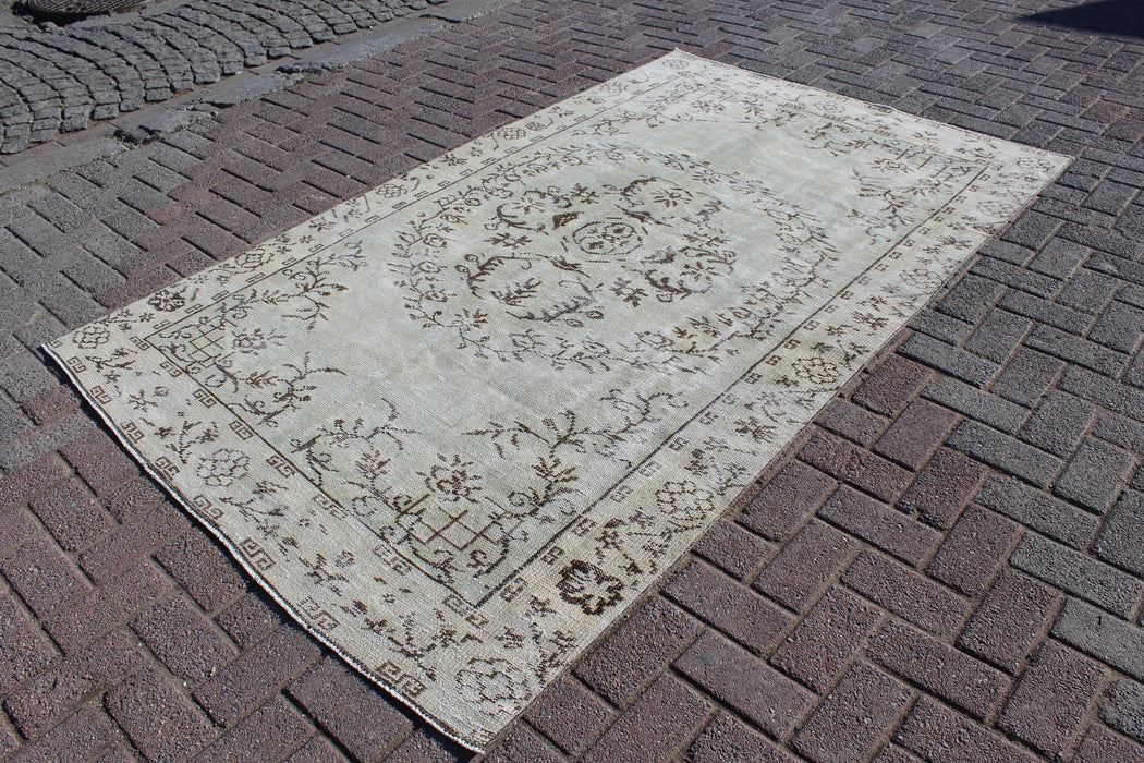 Vintage Hand Knotted Anatolian Area Rug 146 x 239 cm
