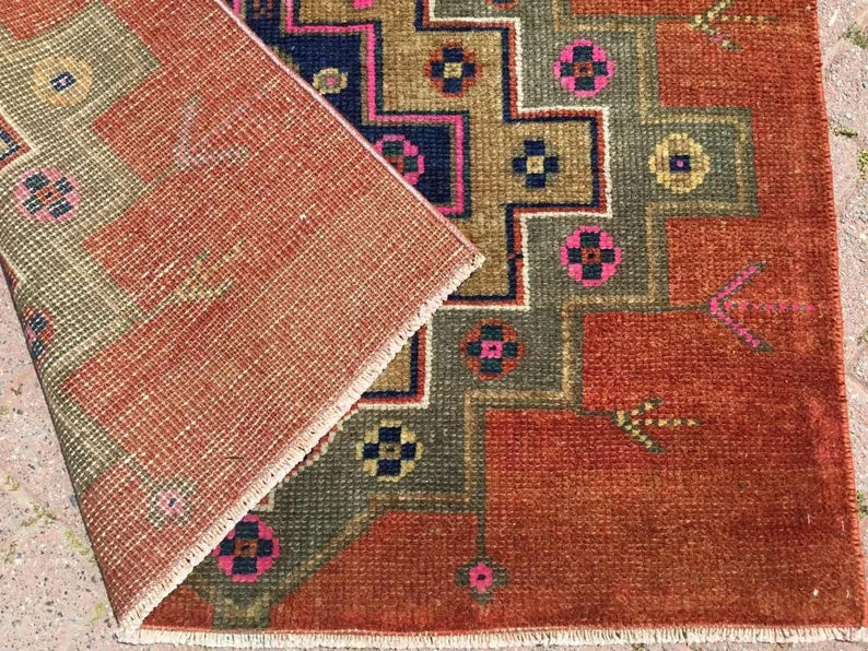 Vintage Hand Knotted Anatolian Tribal Area Rug 176 x 118 cm