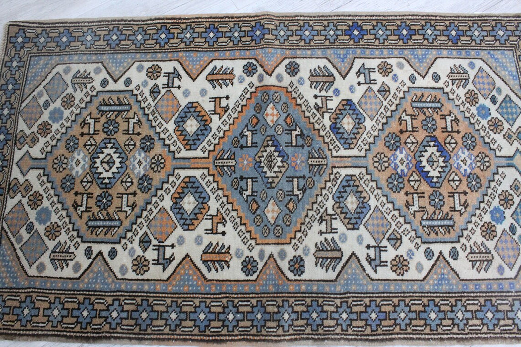 Vintage käsinsolmittu minimatto 74 cm x 130 cm