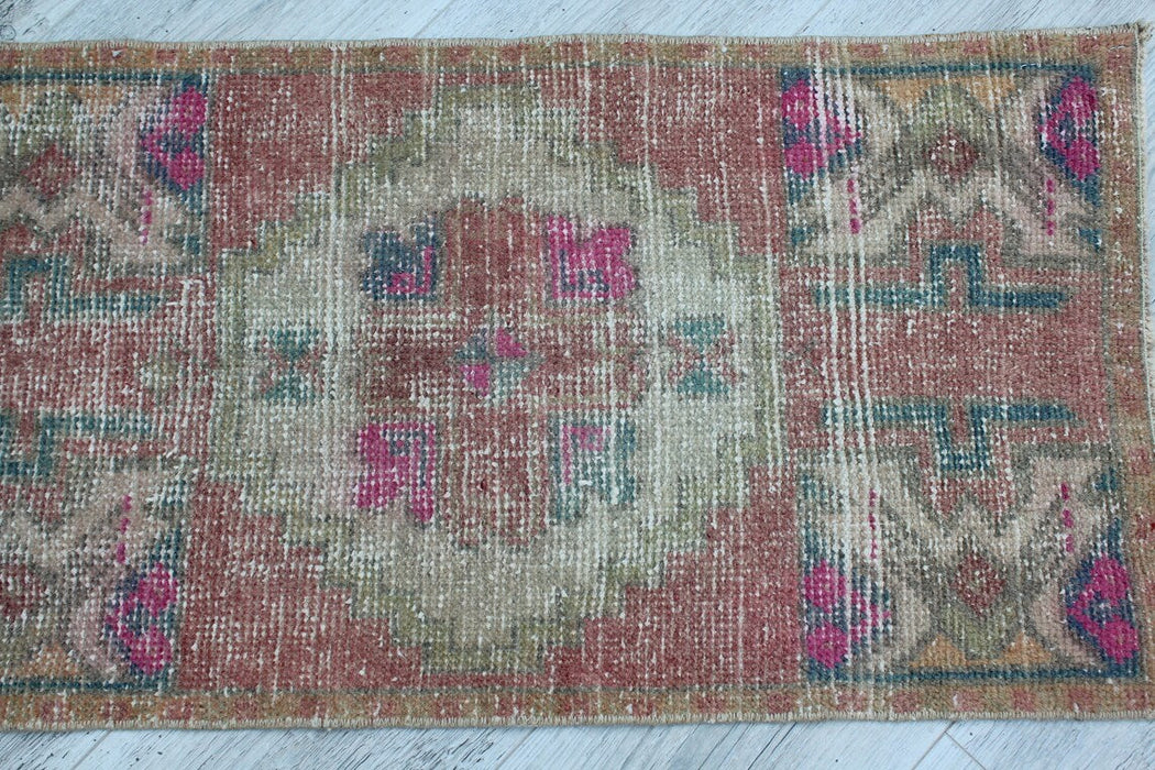 Vintage käsinsolmittu turkkilainen minimatto 47cm x 87cm