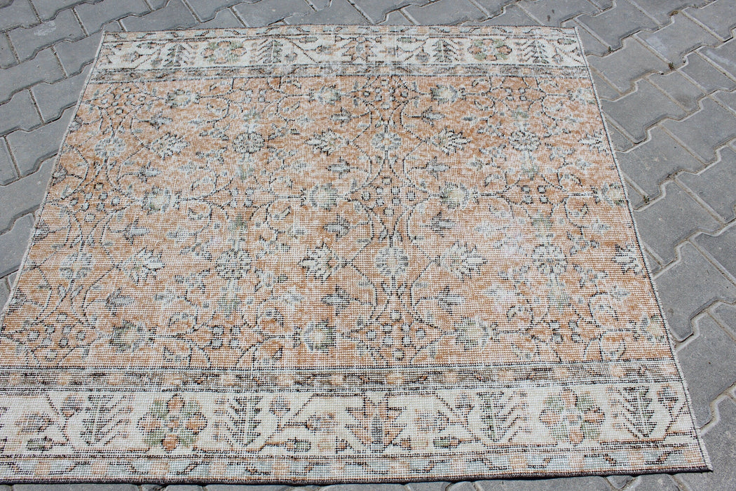 Vintage Hand-Knotted Turkish Rug 122x134 cm #447