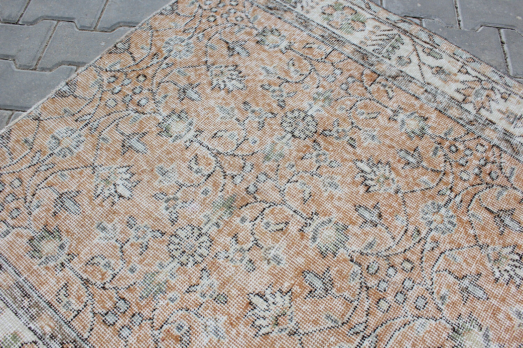 Vintage Hand-Knotted Turkish Rug 122x134 cm #447