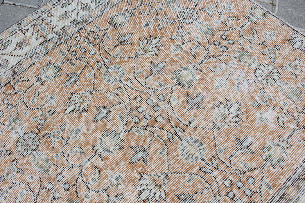 Vintage Hand-Knotted Turkish Rug 122x134 cm #447