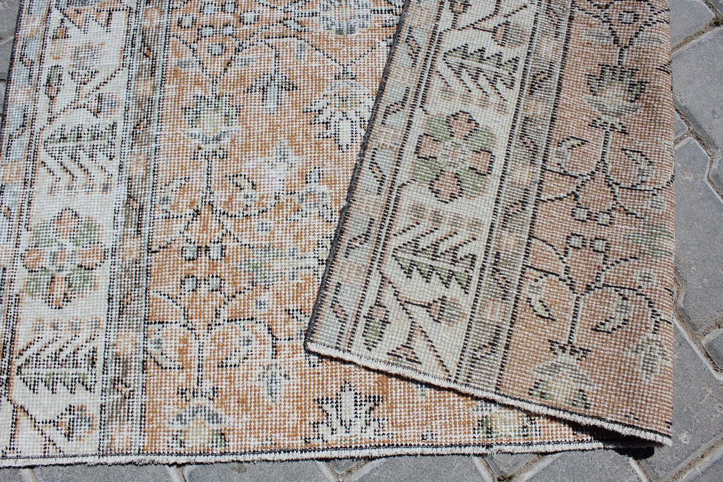 Vintage Hand-Knotted Turkish Rug 122x134 cm #447