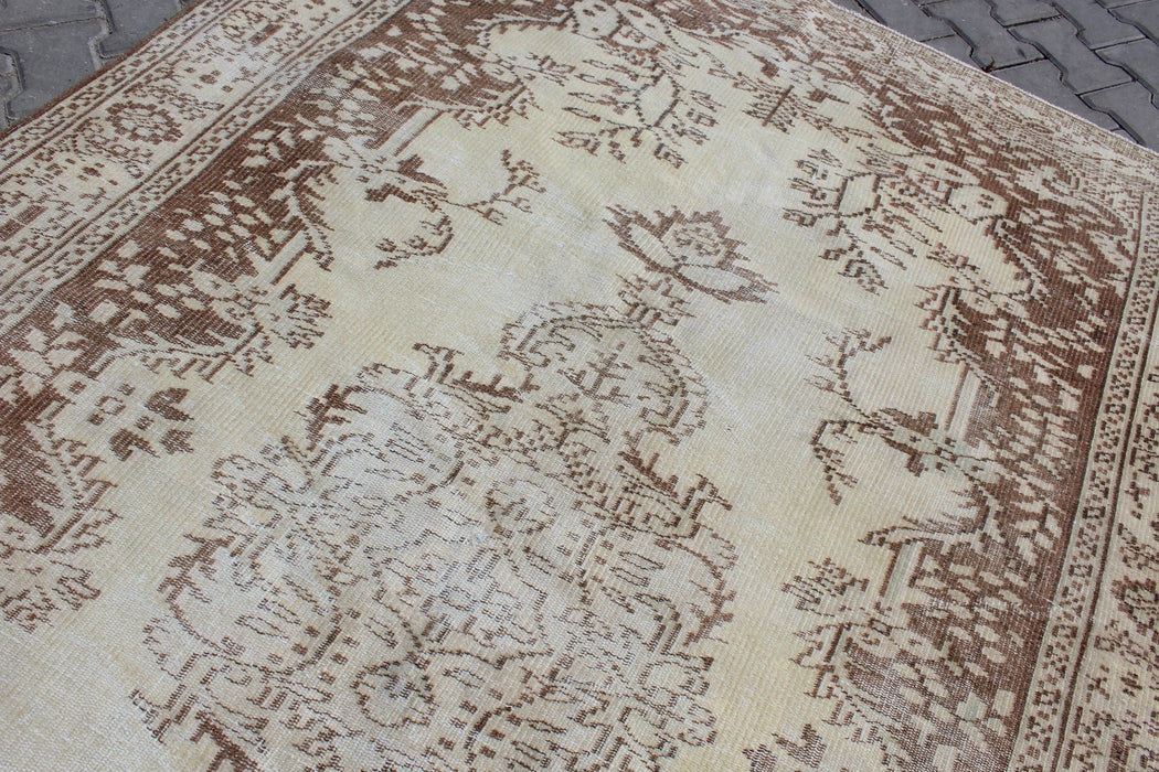 Vintage Hand-Knotted Turkish Rug 173cm x 270cm