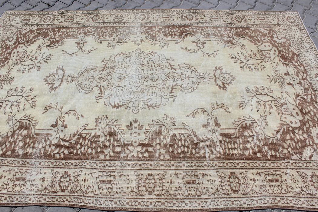 Vintage Hand-Knotted Turkish Rug 173cm x 270cm