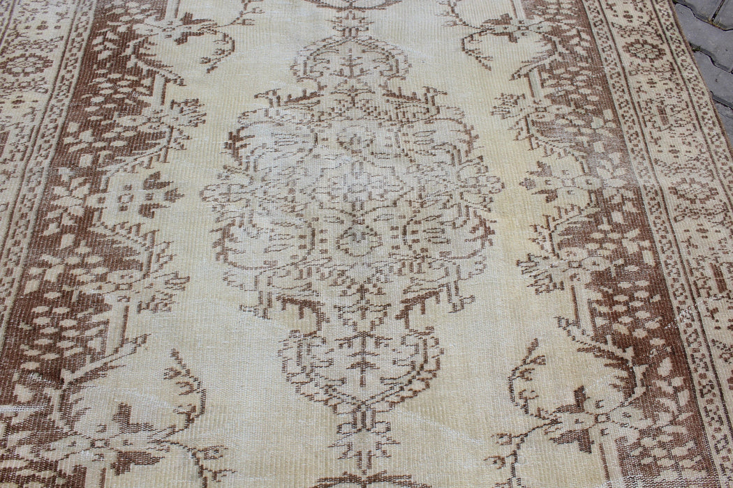Vintage Hand-Knotted Turkish Rug 173cm x 270cm