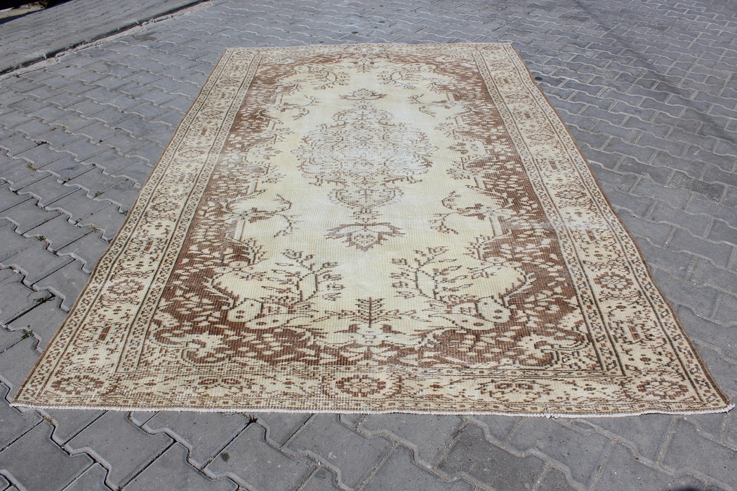 Vintage Hand-Knotted Turkish Rug 173cm x 270cm