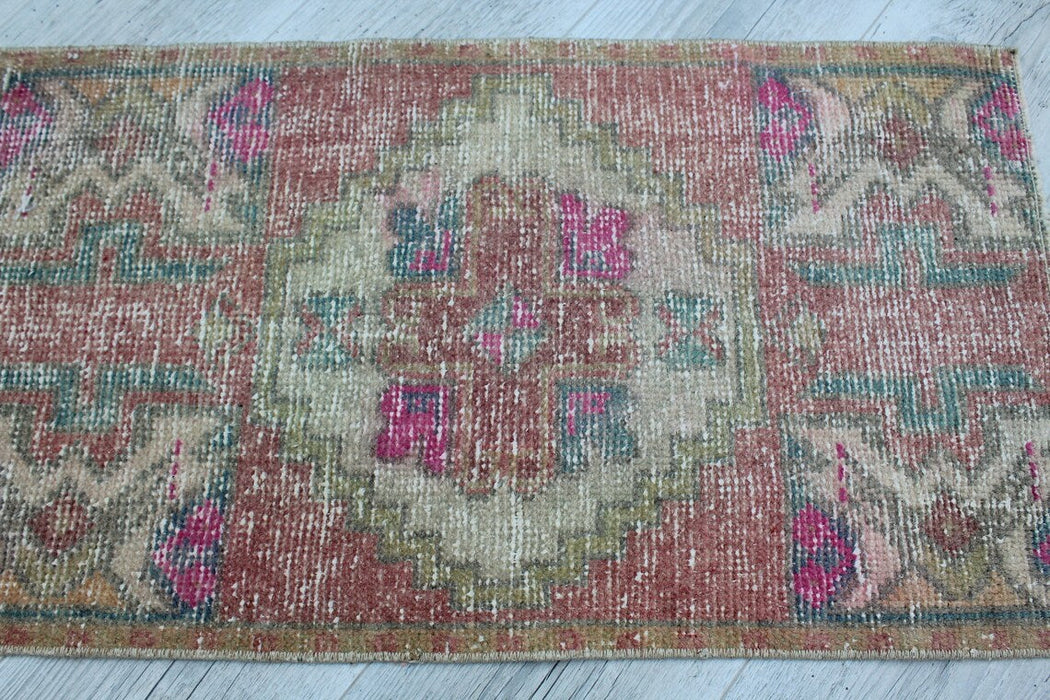 Vintage käsinsolmittu turkkilainen villamatto 48 cm x 85 cm